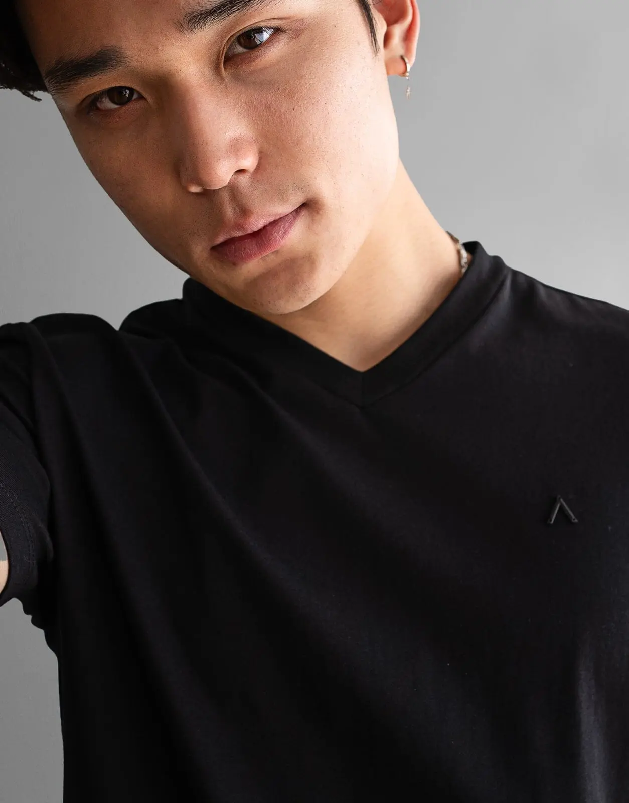 Fade Icon V-Neck Black T-Shirt - Image 3